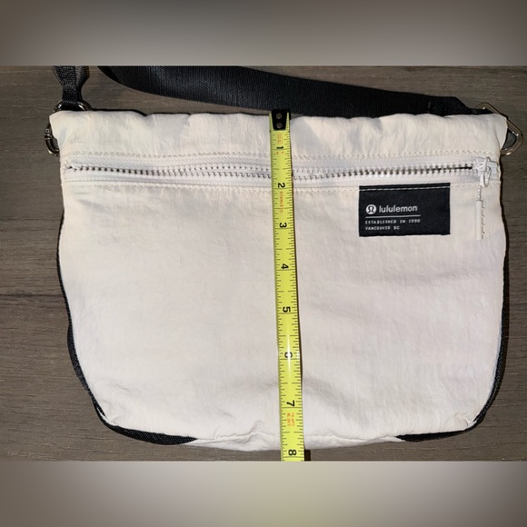 Lululemon clean lines crossbody purse - Picture 14 of 16